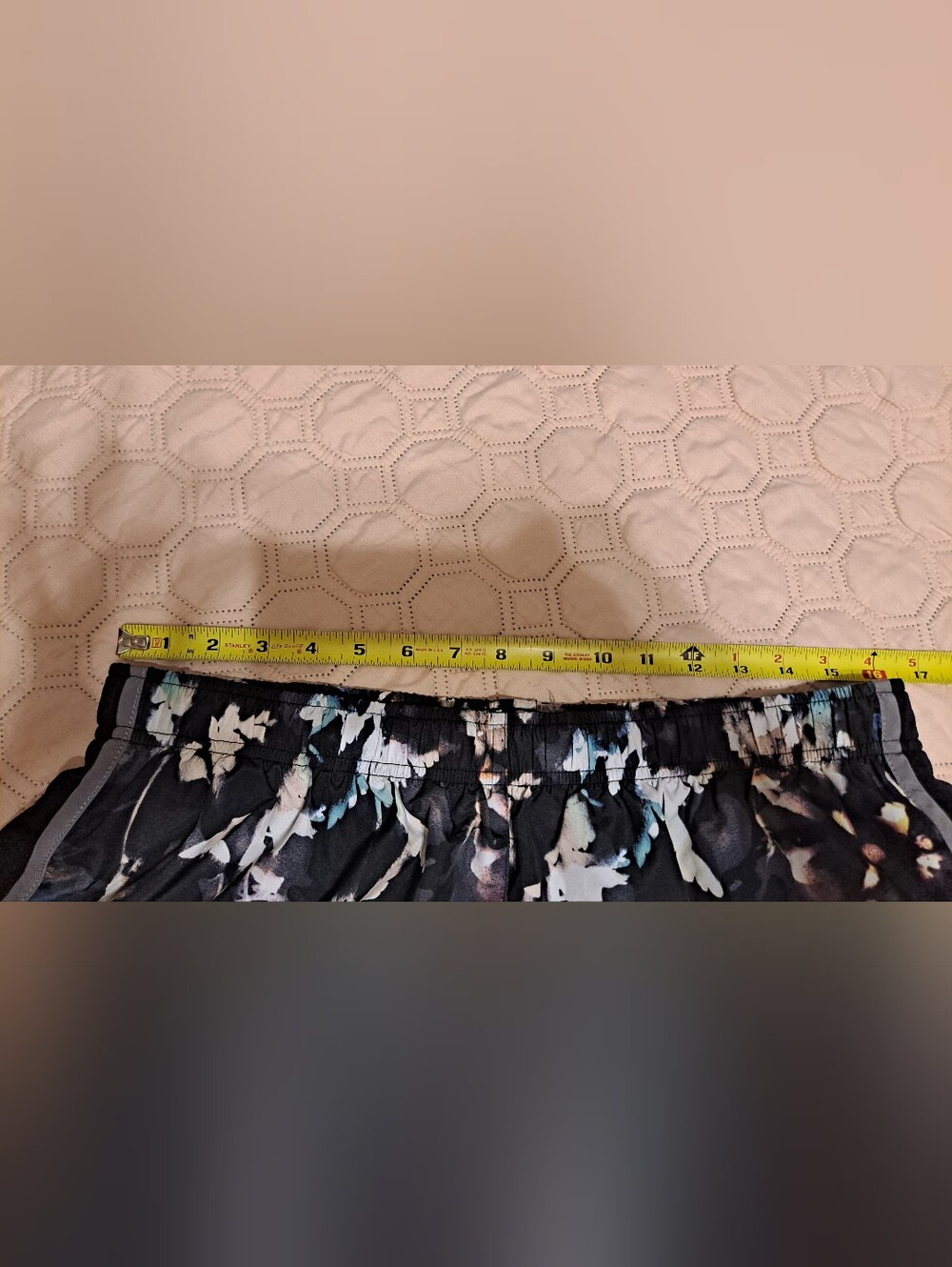 Nike Women’s Black Floral Athletic Shorts XL - Picture 3 of 5